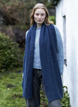 Links Stitch Alpaca Scarf - Denim - Fisherman Out of Ireland - sur modèle